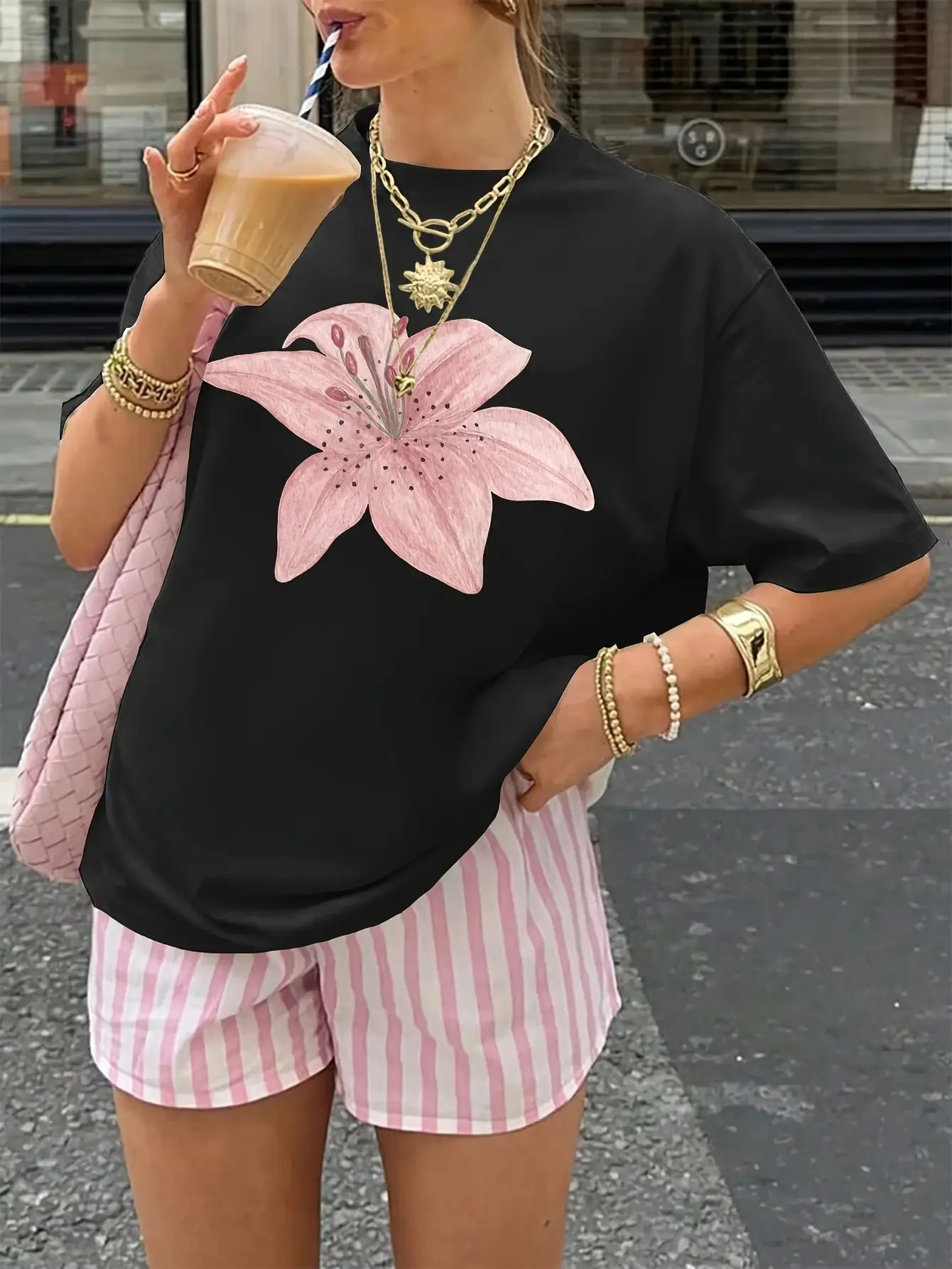 [Short-sleeve T-shirt] Black Casual T-shirt, Adorned with a Large and Exquisite Pink Lily Pattern - Perfectly Suited for Urban Street Style, Comfortable to Wear, Suitable for Everyday Use, Ideal for Summer Outings and Casua