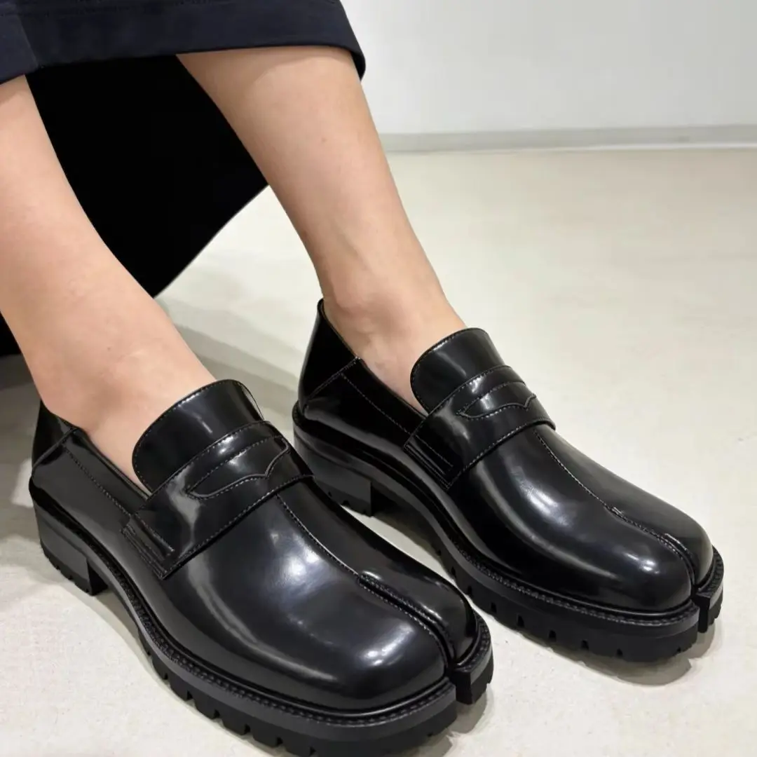 Tabi Split Toe Men's Loafers Black Patent Leather Business Style Single Shoes Sewing Slip On Dress Pumps Low Heel Designer Style