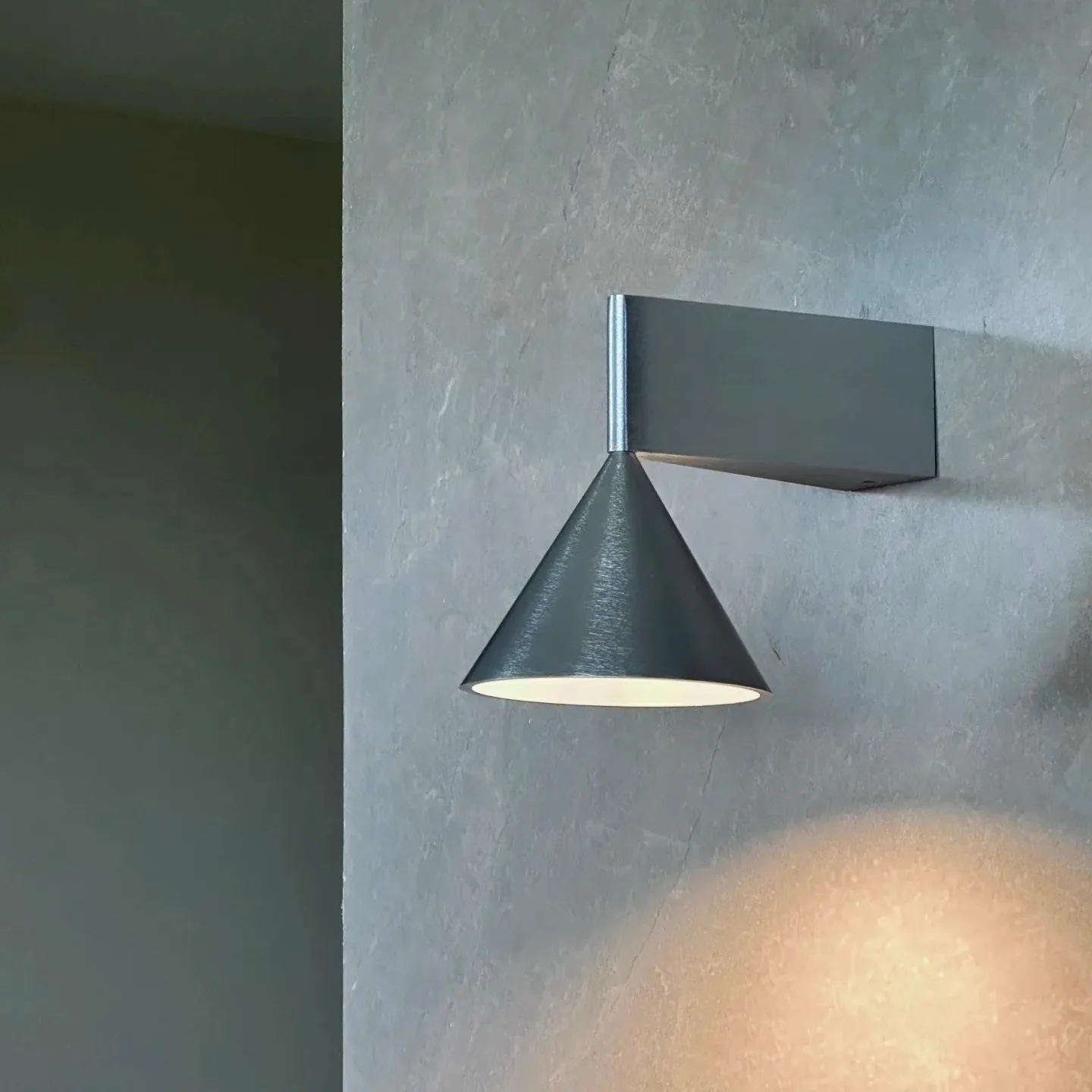 Nordic Designer-Style Minimalist Metal Wall Light Italian Minimalist Bedroom Bedside Tapered Wall Sconce Living Room Hallway