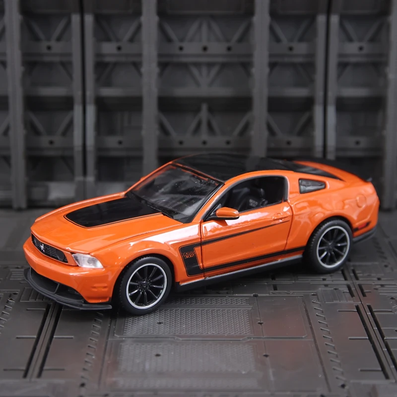 Maisto 1:24 Simulated 2012 Ford Wild Boss 302 alloy supercar model with doors and hood that can be opened as static car ornament