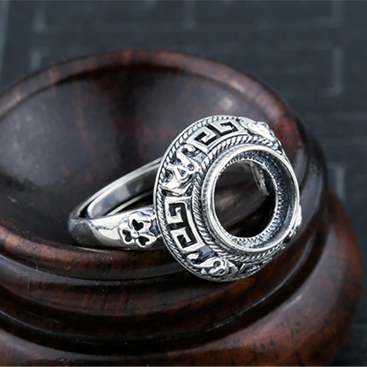 

Ring Blank (9.5x9.5mm Round Blank) Adjustable Thai Sterling Silver Ring Setting with Carved Elephants R1571B