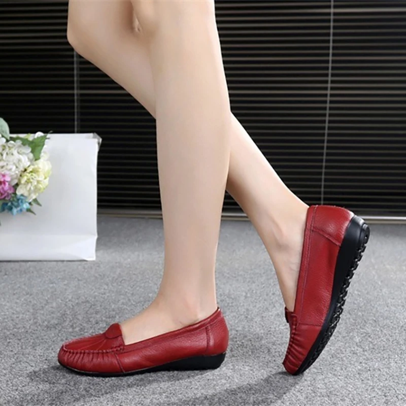 TRAF zapatos planos de piel sintética roja para mujer, sandalias de punta cerrada con cabeza redonda de primavera, zapatos elegantes Vintage de oficina para mujer a la moda