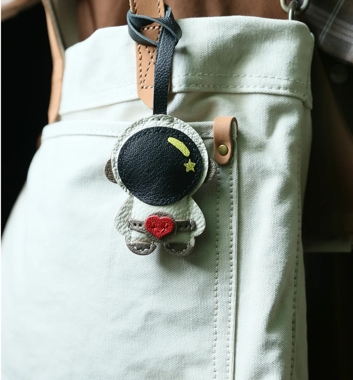 Handmade leather Bag charm Astronaut leather custom car keychain bag pendant exquisite car personalized pendant Birthday gift