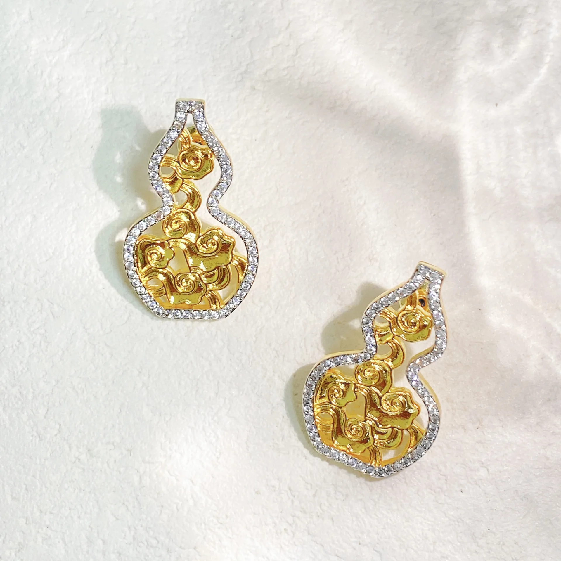 

European and American hollow gourd earrings