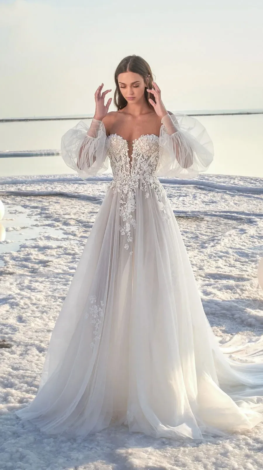 

Romantic Boho Tulle Beach Wedding Dresses Lace Applique Off Shoulder Bridal Gown with Detachable Puffy Sleeve