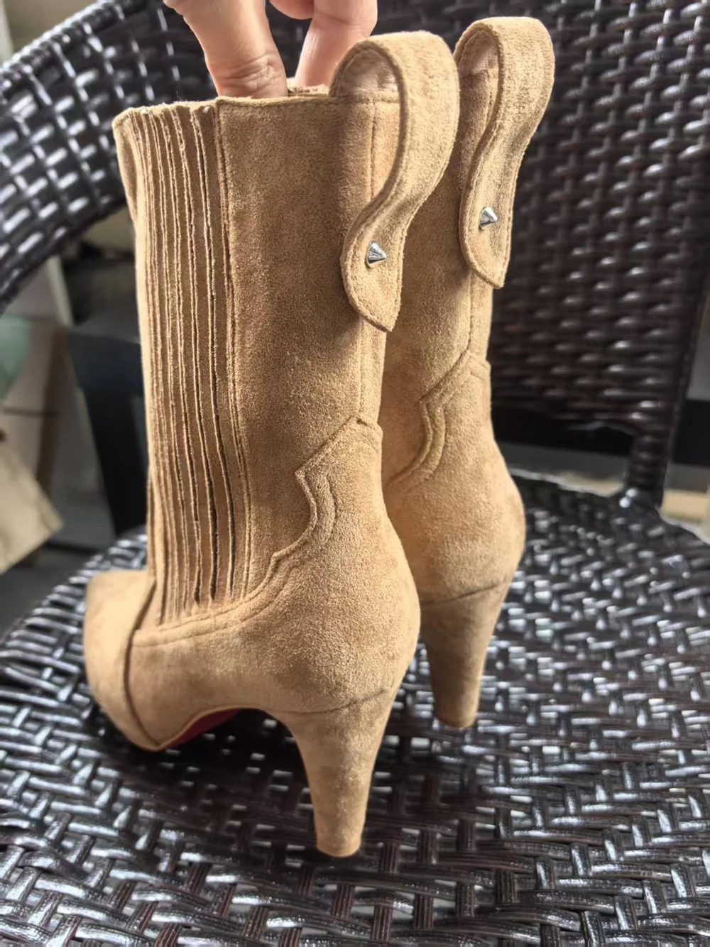 برشام معدني خليط الجلد المدبوغ الخياطة حذاء من الجلد مثير أشار تو كعب رقيق جلد جديد وصول الخريف/الشتاء الأحذية الحديثة