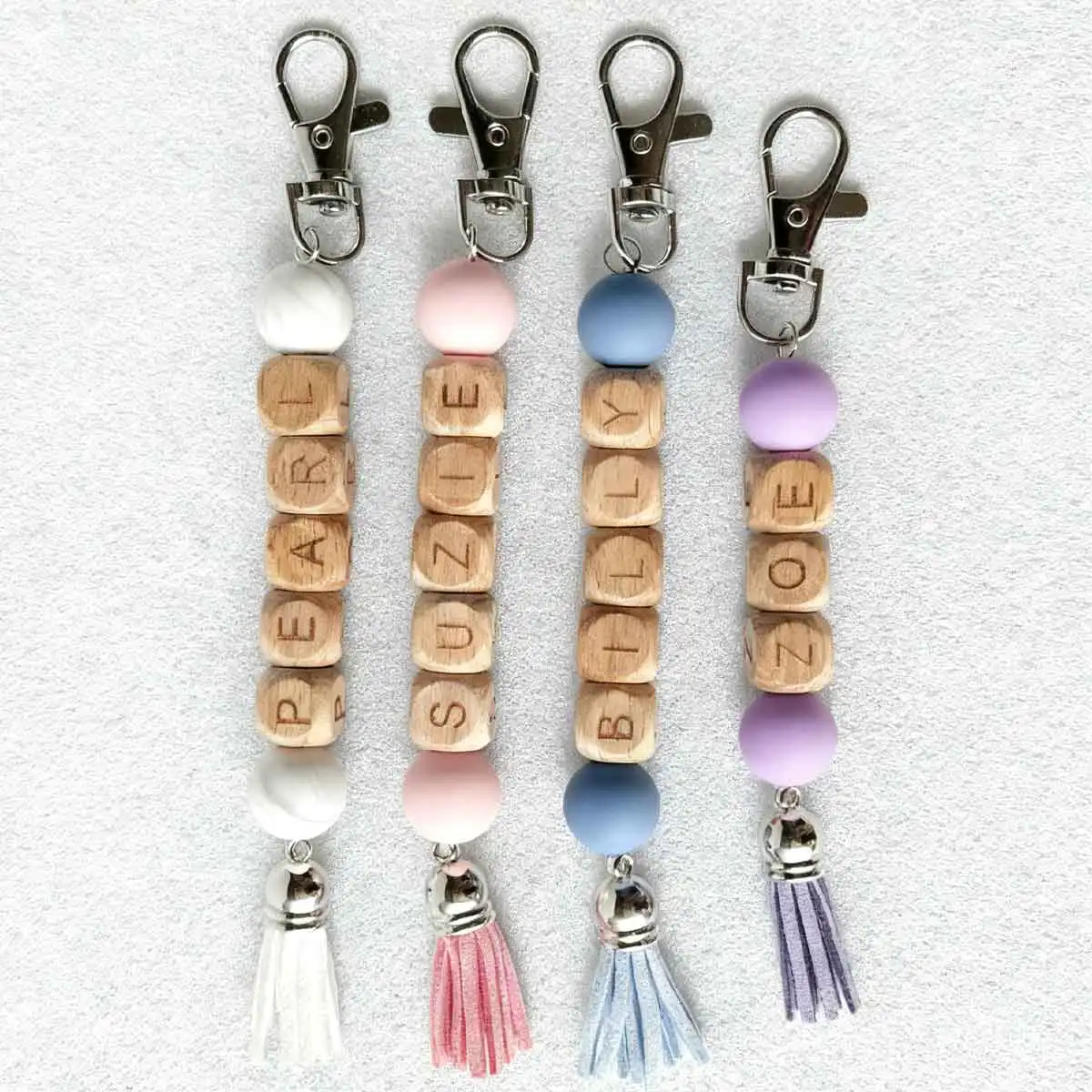 قطعة واحدة من سلسلة المفاتيح المخصصة المصنوعة من السيليكون المطرز مع عناصر شرابة متعددة الألوان، هدية قلادة فريدة من نوعها على ظهره مخصصة