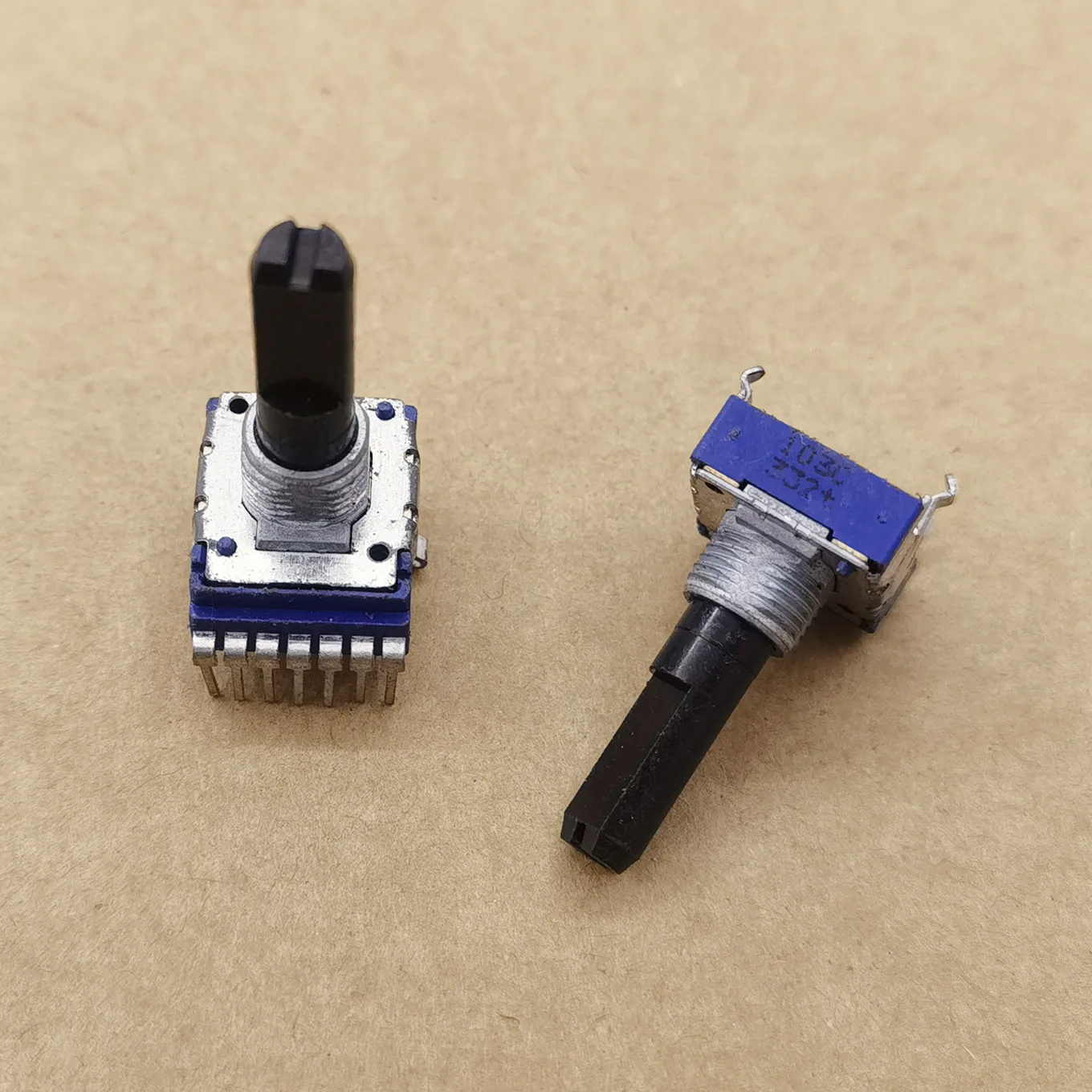 Hot Spot 142 Type Vertical Dual Potentiometer 103C C10K Handle With Thread 21MM 23MMF 7Pin (SWITCH)