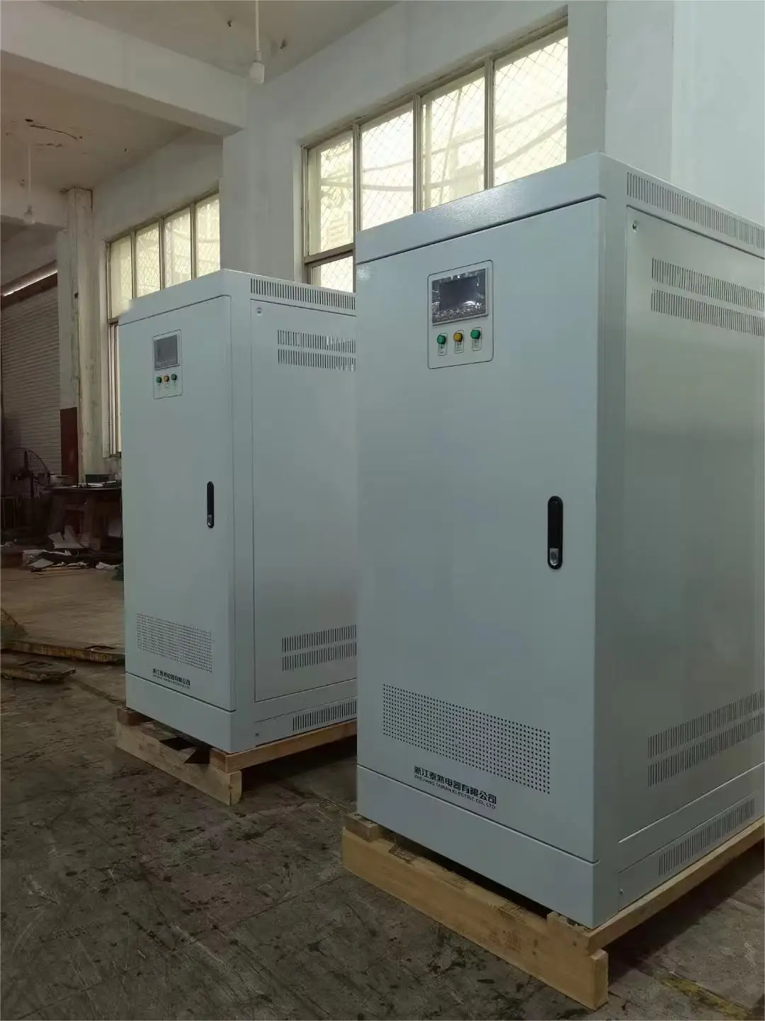 SBW سلسلة سيرفو مثبت الجهد المنظم 200kva 300kva 380v عالية الدقة التلقائي استقرار الجهد المنظم