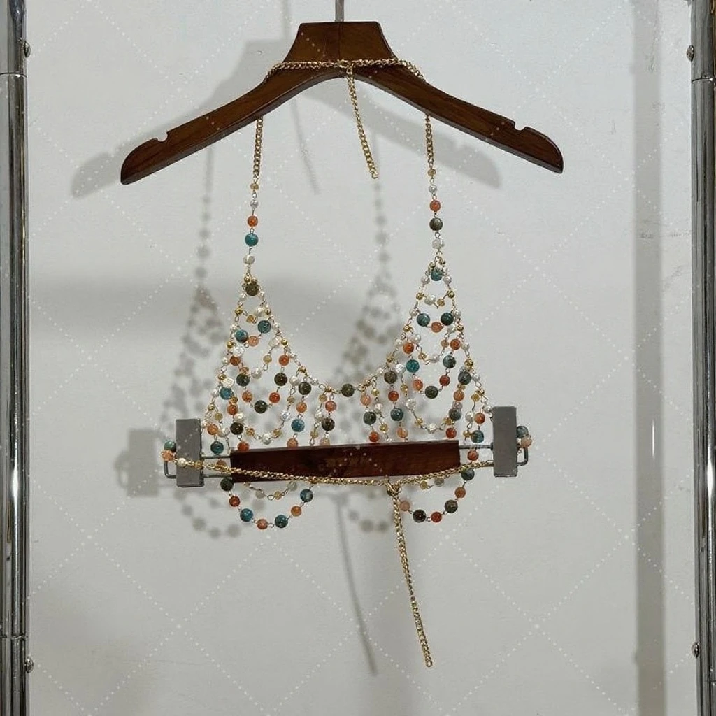 2025 Nuova catena di perline sexy europea e americana Perline colorate Halter Sling Vest Pettorale Catena per il corpo Accessori per reggiseno