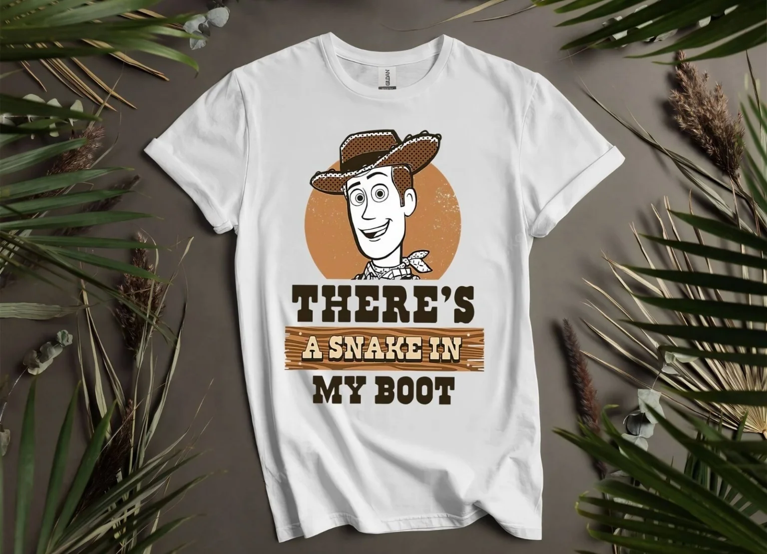 Toy Story Woody Tee “Heres una serpiente en mi bota” Estampado gráfico Diseño de cita divertida imprescindible: tener para los fanáticos de Pixar 100% algodón