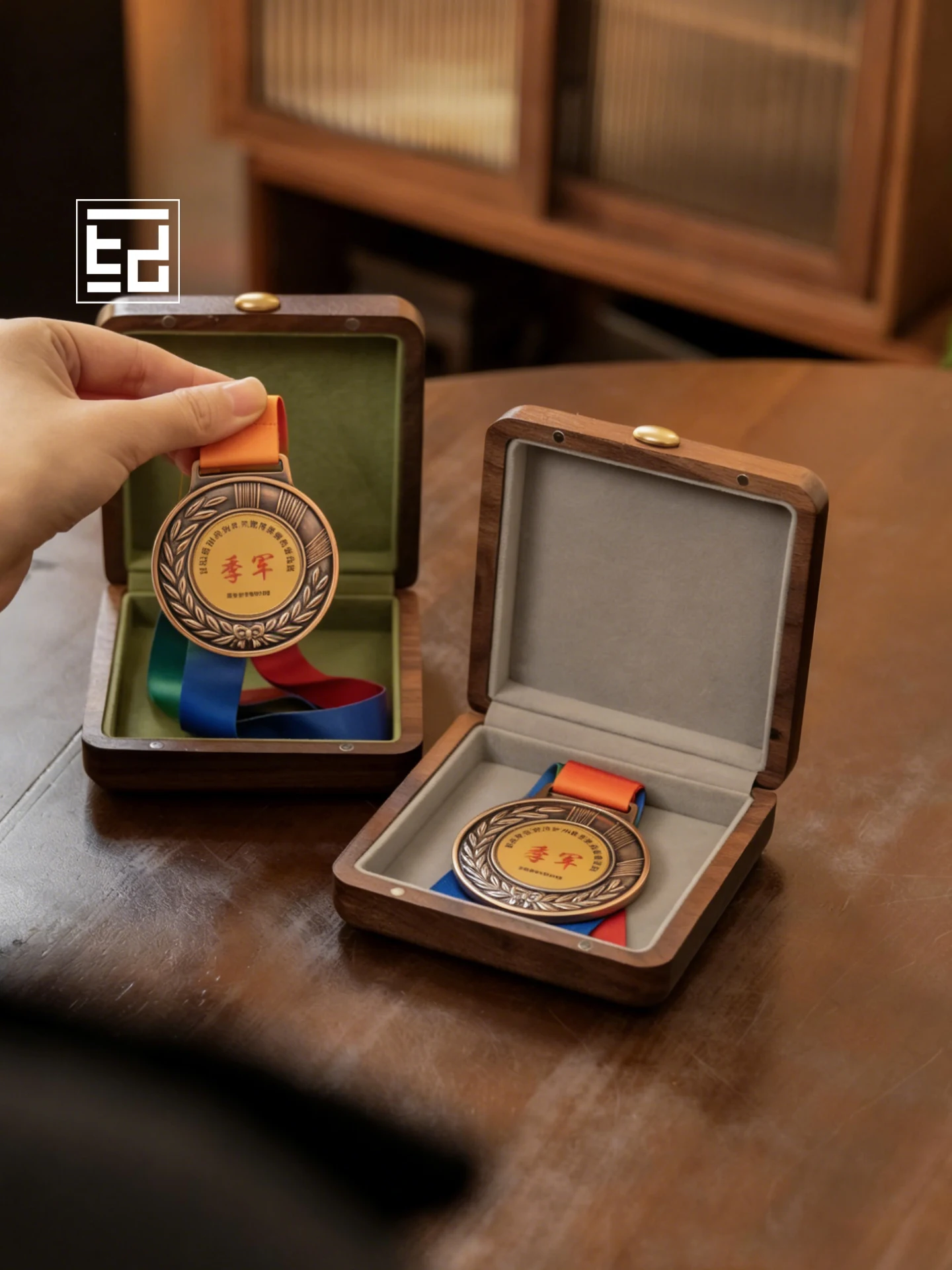 premium-portable-wood-award-medal-storage-box-anti-oxidation-single-piece-memorial-chapter-box-elegant-wooden-packaging