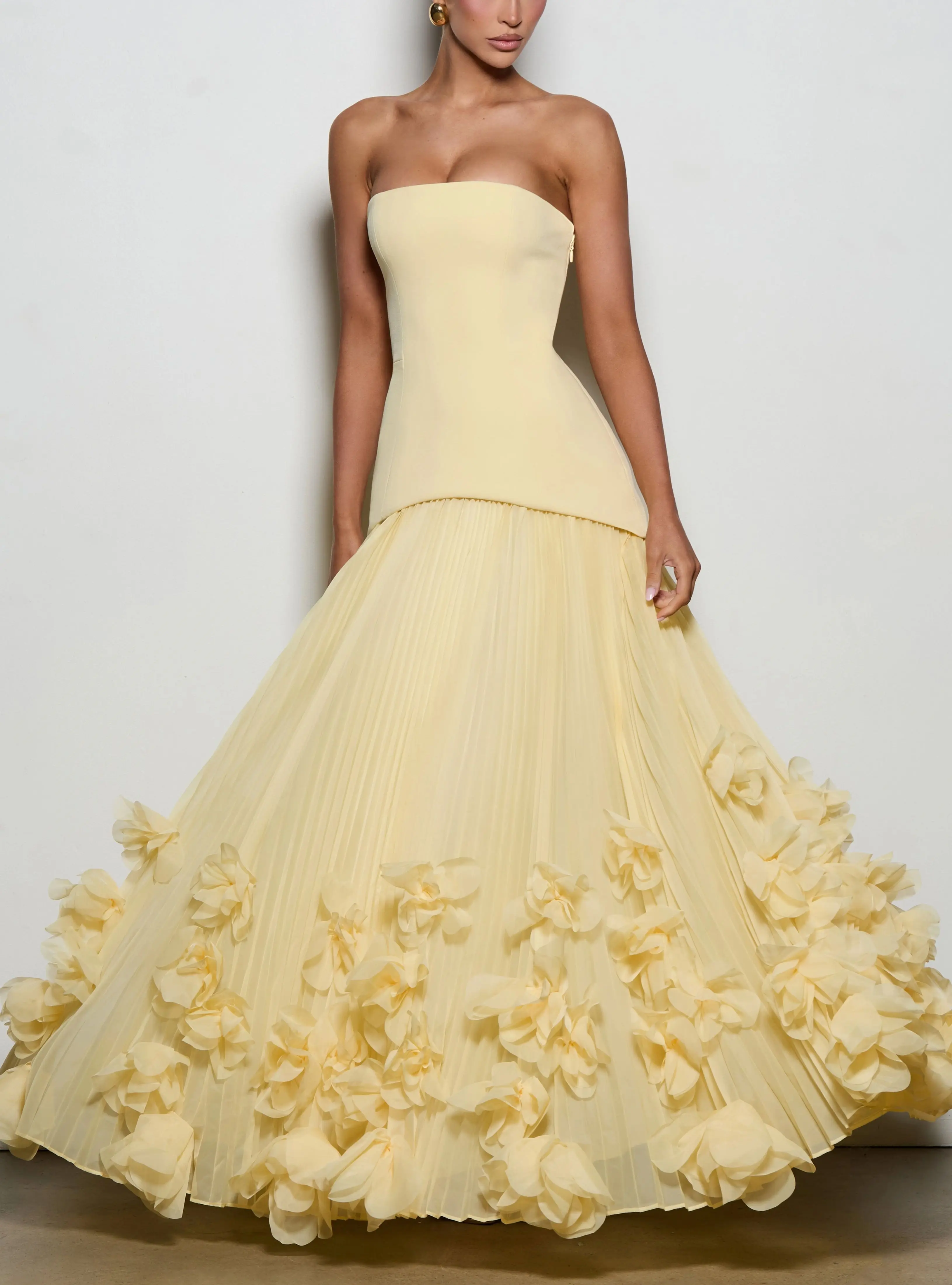 Elegant Strapless A-line Maxi Dresses Long Formal Gown 3D Flower Hem Pleated Chiffon Wedding Guest Dress With Sheer Neck Sash