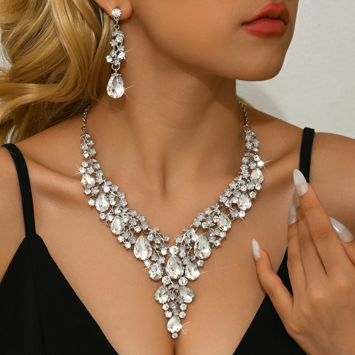Edles Brautkleid mit Diamantbesatz, Prunkvolle Halskette, Ohrring-Set, Beliebtes Geschenk-Accessoire für Mädchen – Detail 6