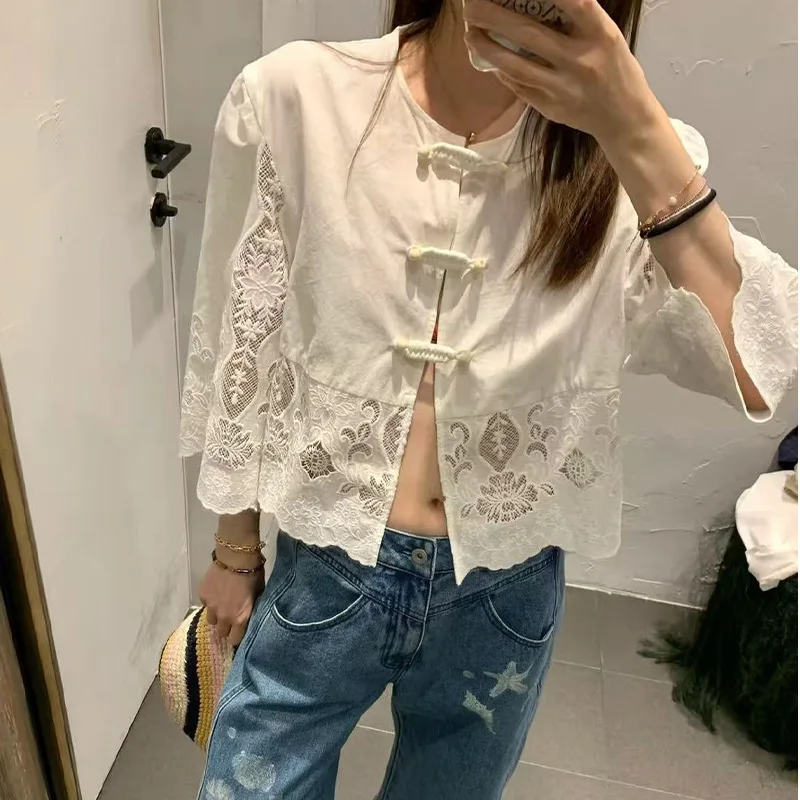

Retro Early Spring Loose ort Sve Embroidered Lace irt French Sle Net Color Matching Top for Women round Ne Button