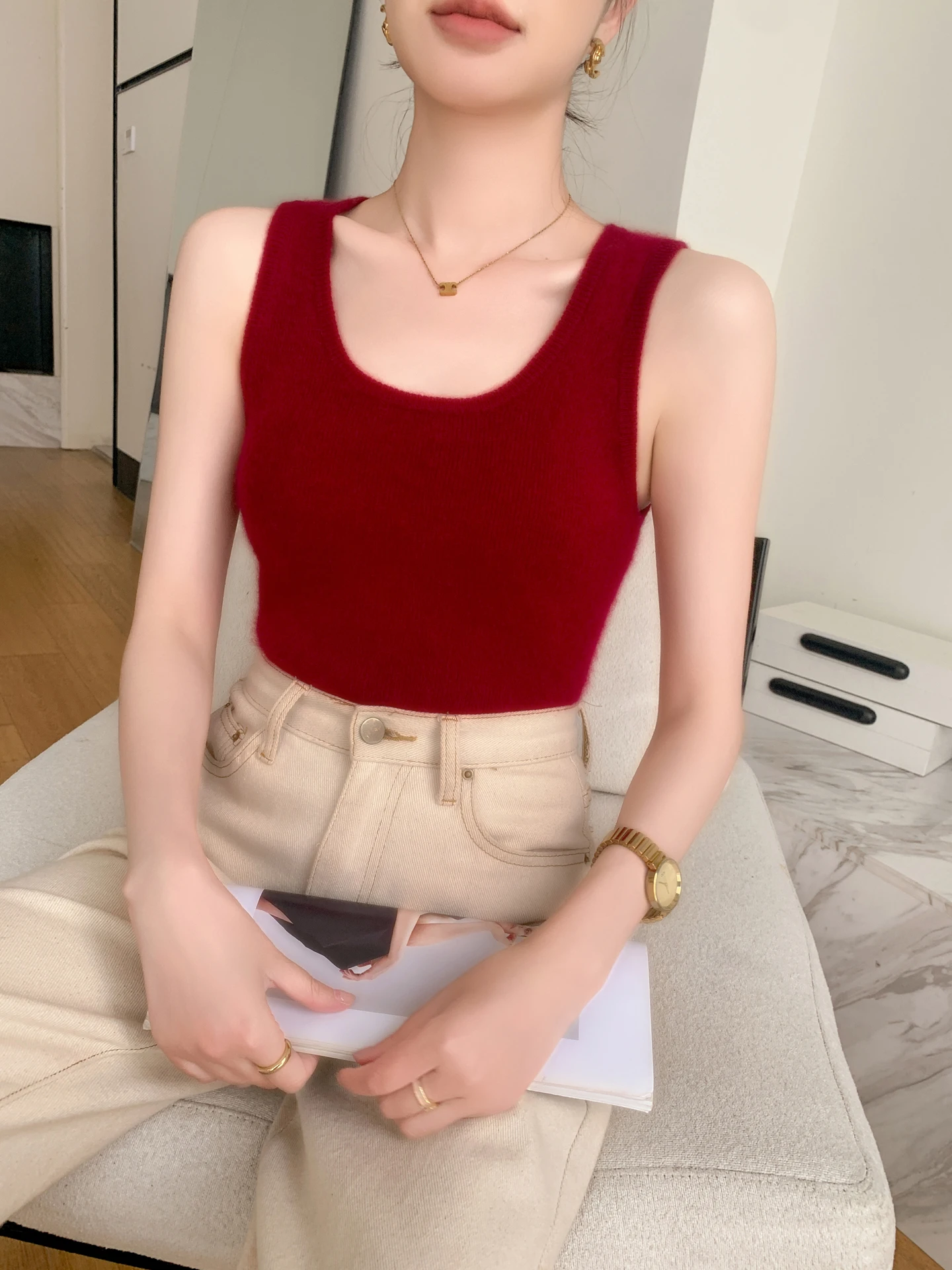 เสื้อกั๊กไหมพรมถักทรงกลมสีแดงใหม่ ปี 2025 สำหรับผู้หญิง ทรงเข้ารูป ใส่เป็นเสื้อตัวในได้ หลากสี ทรงปกติ