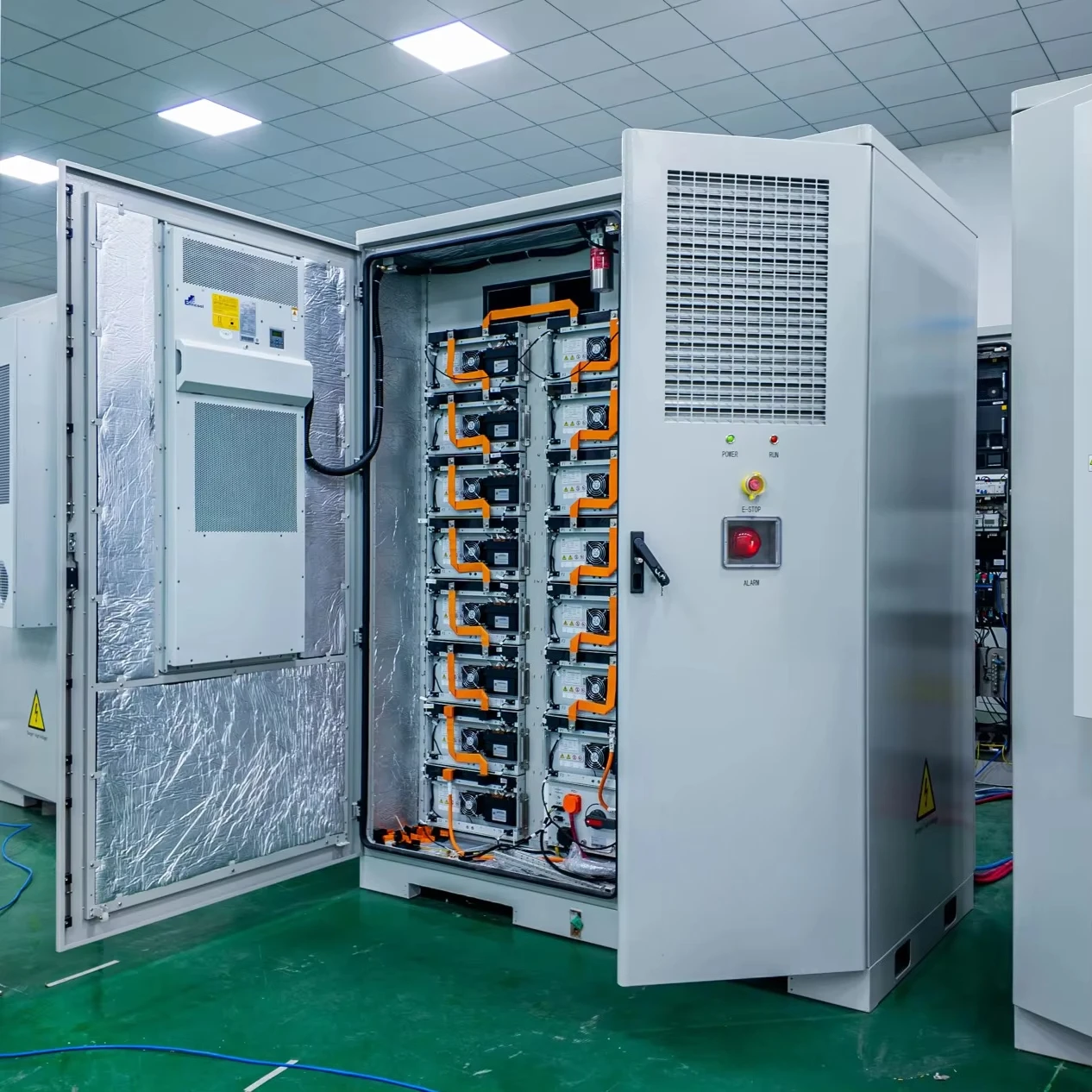 نظام تخزين الطاقة الشمسية العاكس الهجين الصناعي 100kw 200kwh Lifepo4 بطارية ليثيوم أيون تخزين شبكة تبريد الهواء