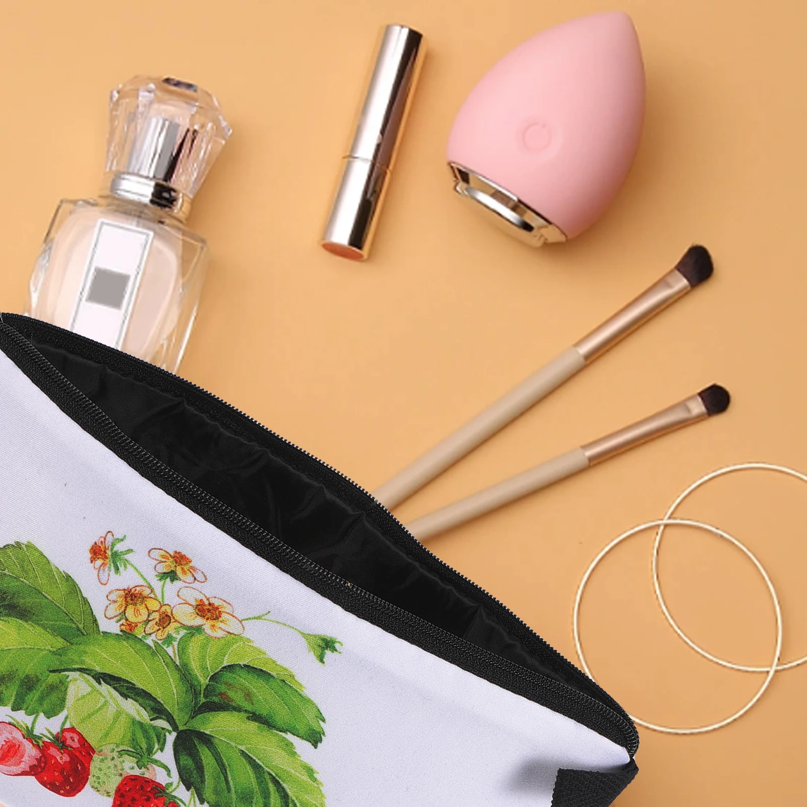 

Strawberry Printed Makeup Bag Durable Polyester Cute Pouch Lightweight Travel Organizer Zipper Pouch For Women Teens