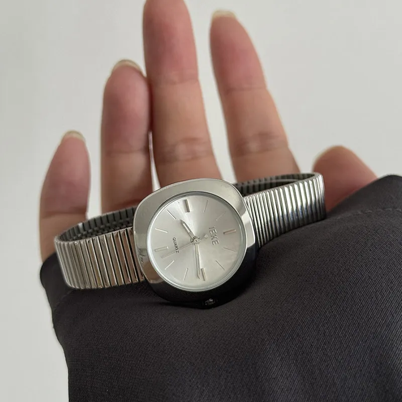 새로운 여성용 실버 시계, 스틸 밴드로 스타일리시하고 우아한 여성용 시계입니다. 여성을 위한 독특한 액세서리.