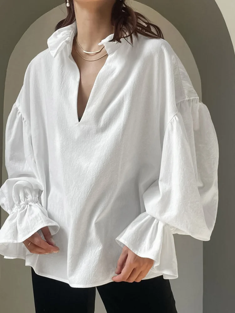 

Весна 2026: Женская белая рубашка из чистого хлопка с текстурой, свободного кроя, с V-образным вырезом, рукавами-фонариками, длинными рукавами, в модном дворцовом стиле.