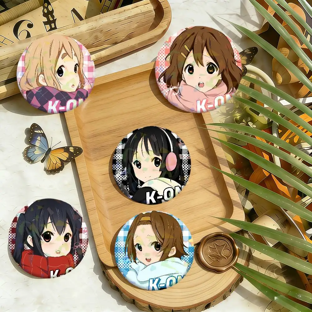 fanart cute Anime K-K-ON Hirasawa Yui round Badge Laser Style pins Peripheral Lapel Pins Goods Tinplate Brooch﻿ bag decor