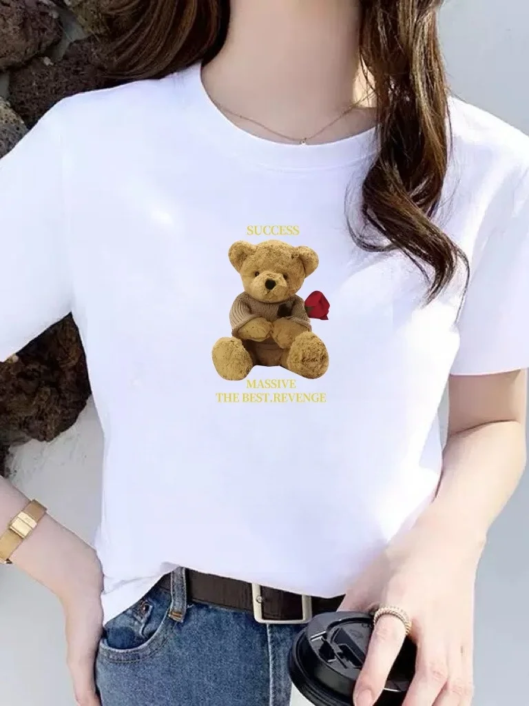 

Элитная женская футболка с коротким рукавом, белая, с принтом медведя, свободного кроя, антивозрастная, премиум-класса, повседневный топ, комфортная стандартная модель из полиэстера.