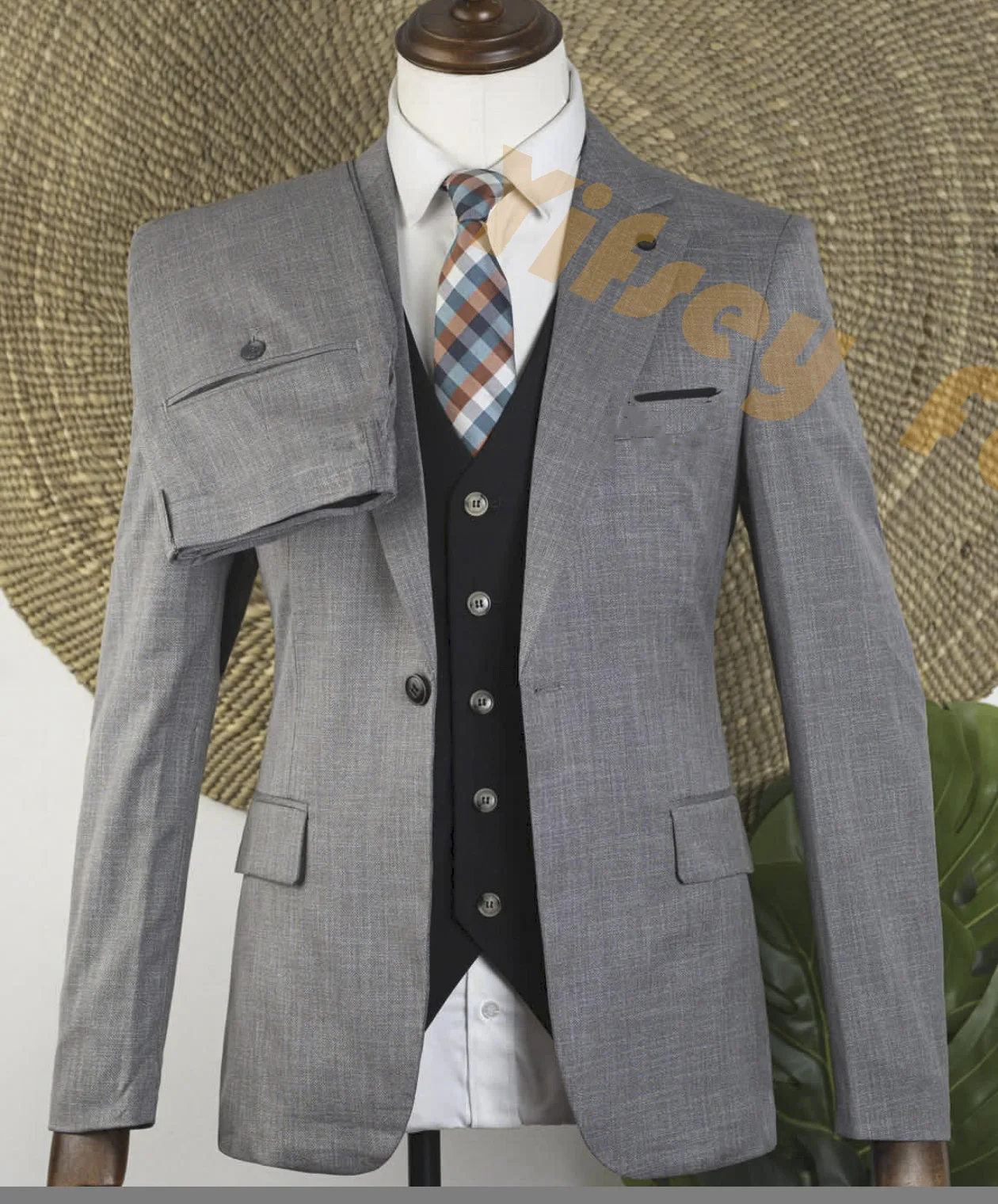 

Серый мужской костюм-тройка для свадьбы и торжеств: пиджак, жилет, брюки. Индивидуальный пошив, люксовый бренд, приталенный крой.