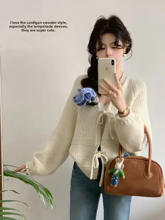 Weicher, sanfter, milchweißer, gestrickter, lockerer Damenpullover mit Gürtel, 2025, neues Frühherbst-Design-Sense-Top mit V-Ausschnitt, lange Sve-Strickjacke