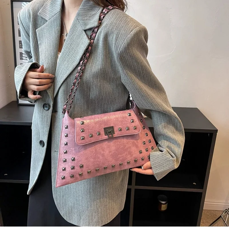 

Vintage Chic Rivets Chain Bag Timeless Turn-Lock Leather Shoulder Purse for Trendy Women Versatile Daily Companion Crossbody Bag