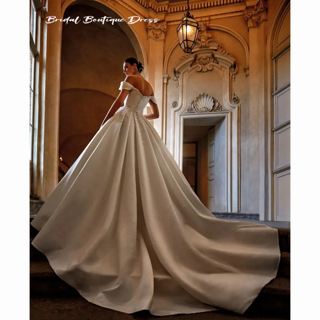 تخصيص أنيق الأبيض الخامس الرقبة اللؤلؤ الكرة ثوب الزفاف قبالة الكتف بسيط الساتان عودة زيبر فستان زفاف Vestido De