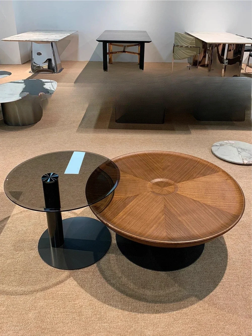 Italian minimalist circular coffee table, modern minimalist living room, small household unit, light luxury, high-end feel