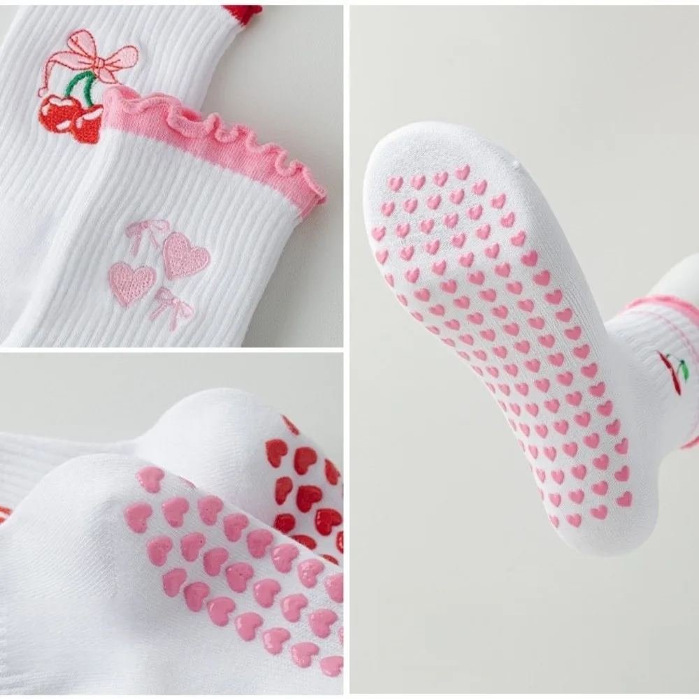 2 أزواج القلب سيليكون جورب وحيد النساء اليوغا الجوارب التطريز الكرز نمط جوارب بيلاتيس لينة تنفس عدم الانزلاق الجوارب