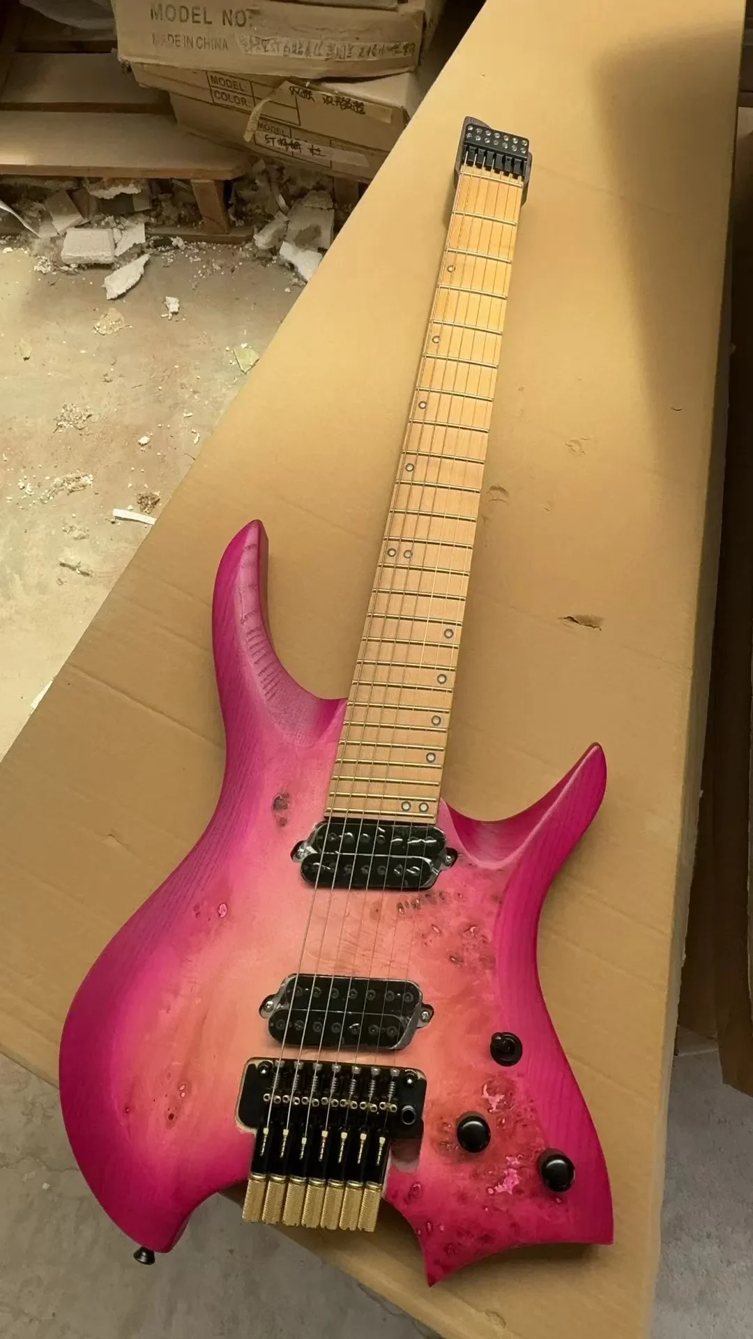 

2024 New 7 Strings Headless Electric Guitar Purple Burst Roasted Wenge Neck Spedizione con joystick.