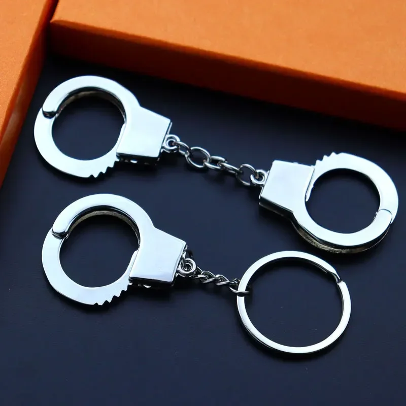 Creative Simulation Can Open The Handcuffs Keychain Metal Car Pendant Stress Relief Keychain Small Gifts Hardware Accessories