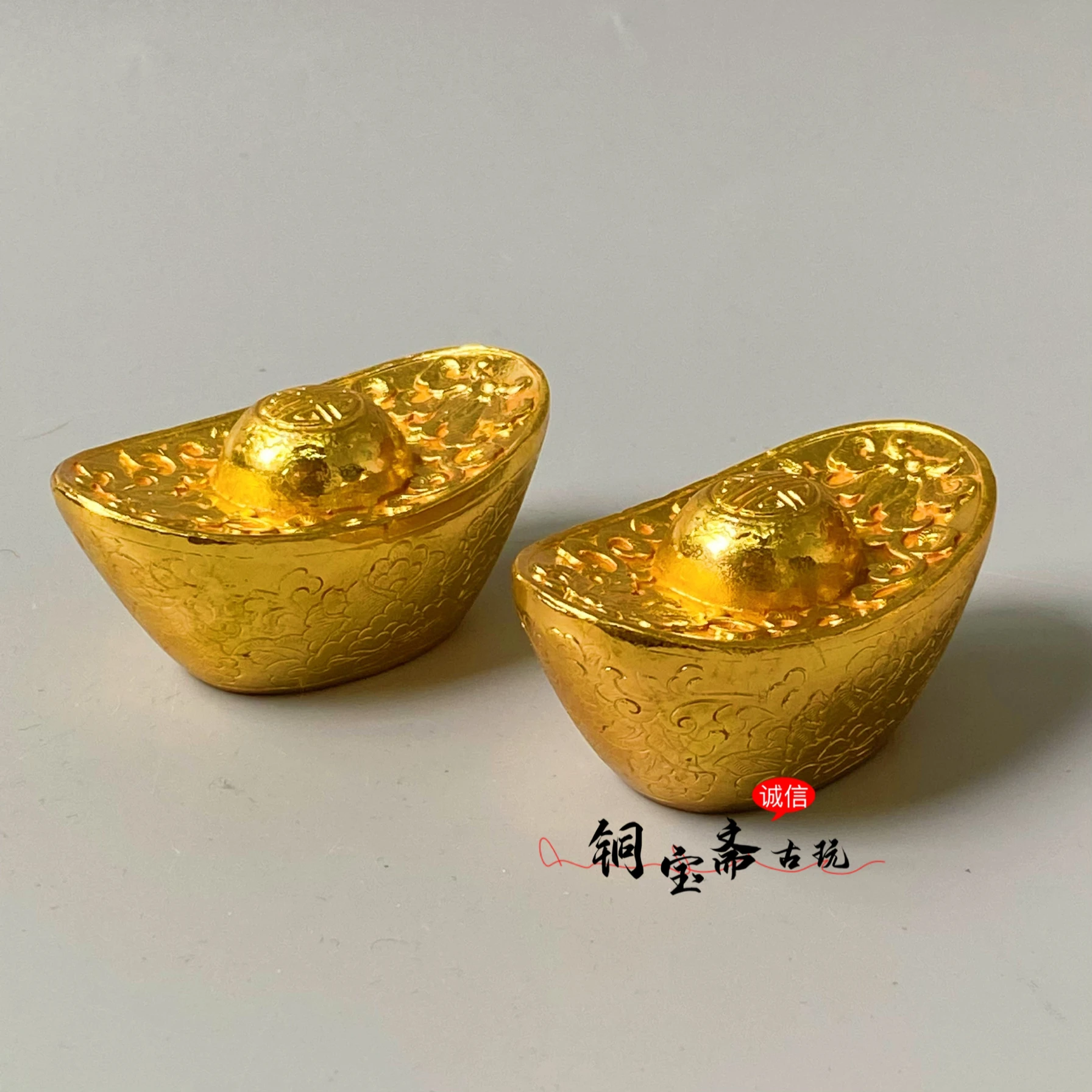 

Gold-plated one pick two-legged red ingots hold longevity for home supply living room decoration