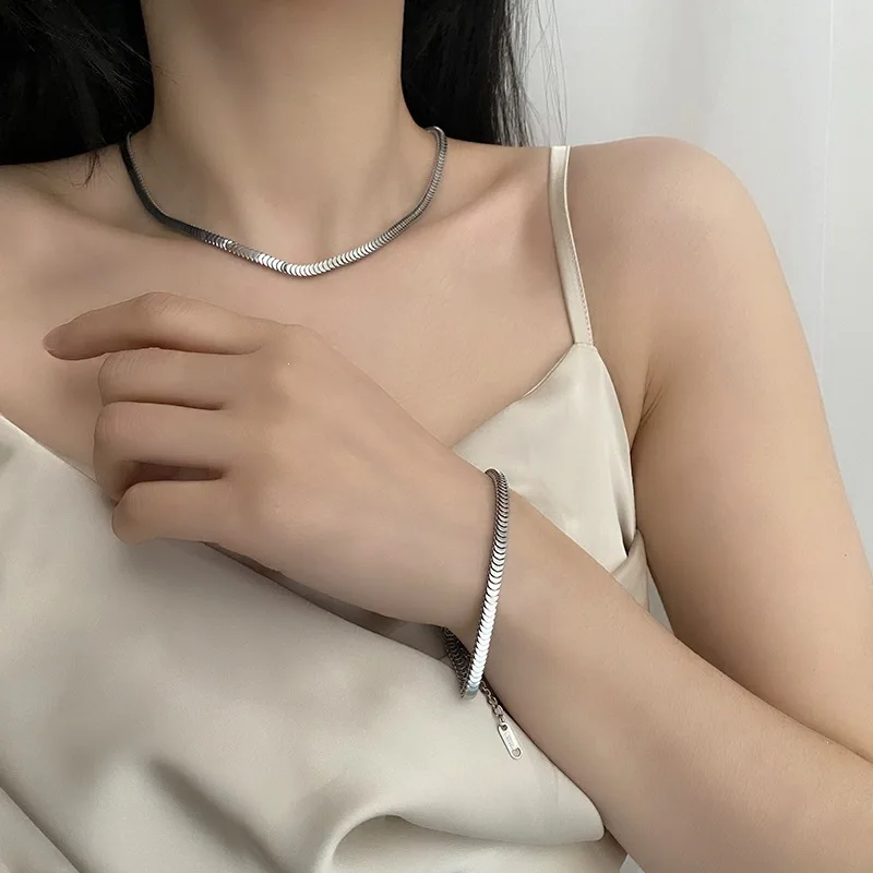 EILIECK Modisches Silberfarbenes Flachketten-Set aus Edelstahl, Halskette und Armband, Hochwertiger Schmuck mit Metalltextur – Detail 9