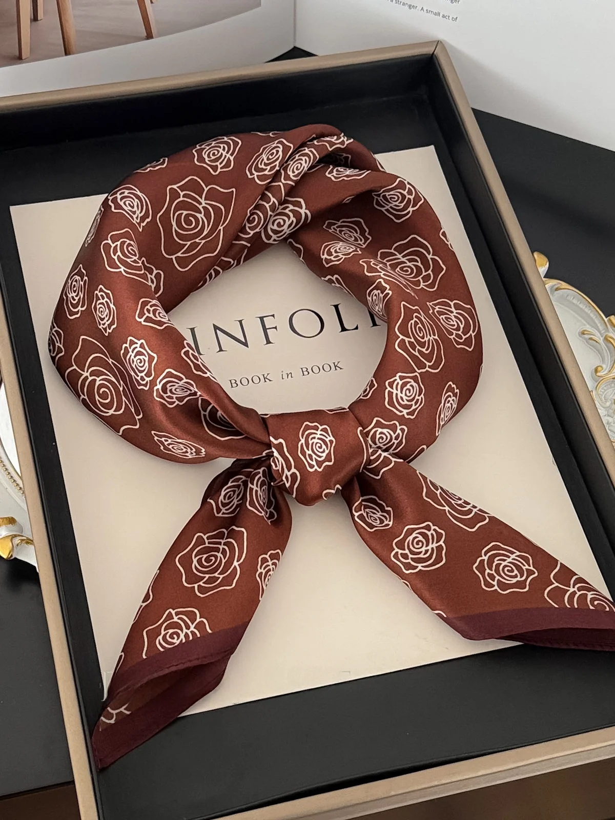 エレガントなローズシルクスカーフ、多用途通勤用ヴィンテージスタイル装飾大判スクエアスカーフ、男女兼用