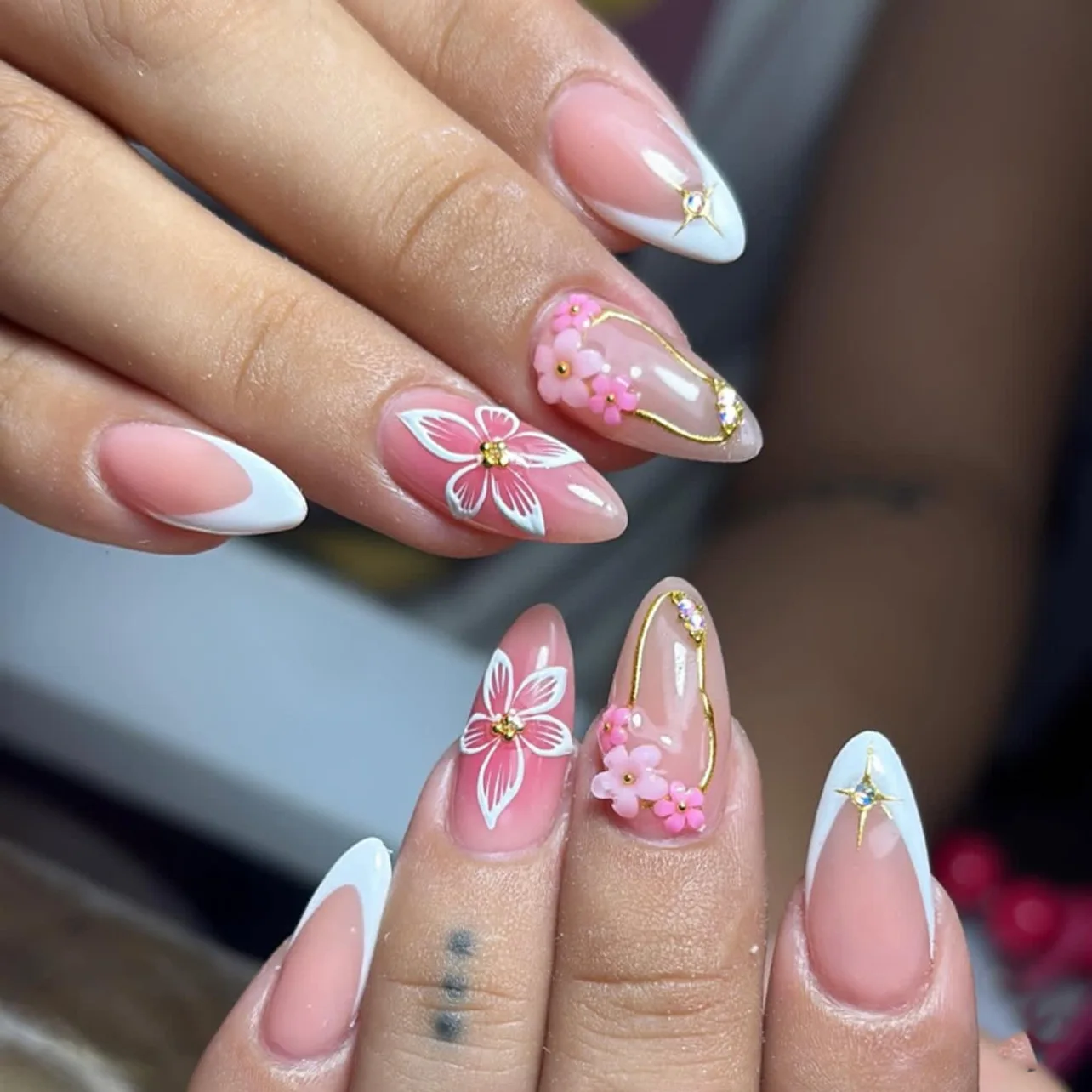 

24pcs Simple Flower Almond Press on Nails Sets Gradient Pink False Nails Art Rhinestone Design Fake Nail Tips French Manicure