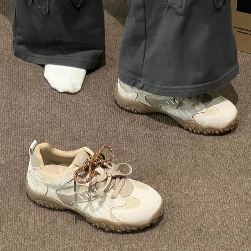 النساء أحذية رياضية مسطحة 2025 الخريف جديد جولة تو لينة وحيد المضادة للانزلاق مقاومة للاهتراء منخفضة أعلى حذاء واحد موضة أحذية رياضية كاجوال