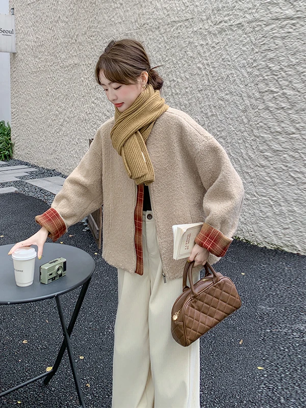 厚手の暖かい格子柄スプライシングレザーファーコート レディース秋冬新作2025 ラムベルベットジャケット 通勤スタイル