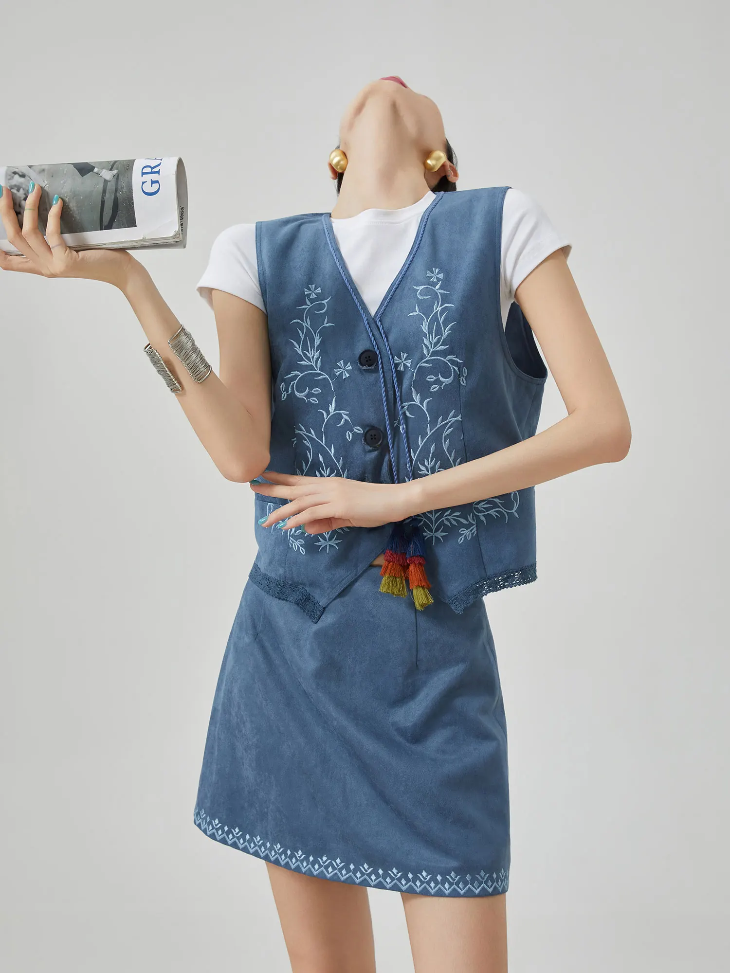 

Blue Embroidered Loose Fit Top And Skirt Set Summer 2026 Versatile Fashionable Two-Piece Suit Plant Floral Pattern V-Neck Sho...