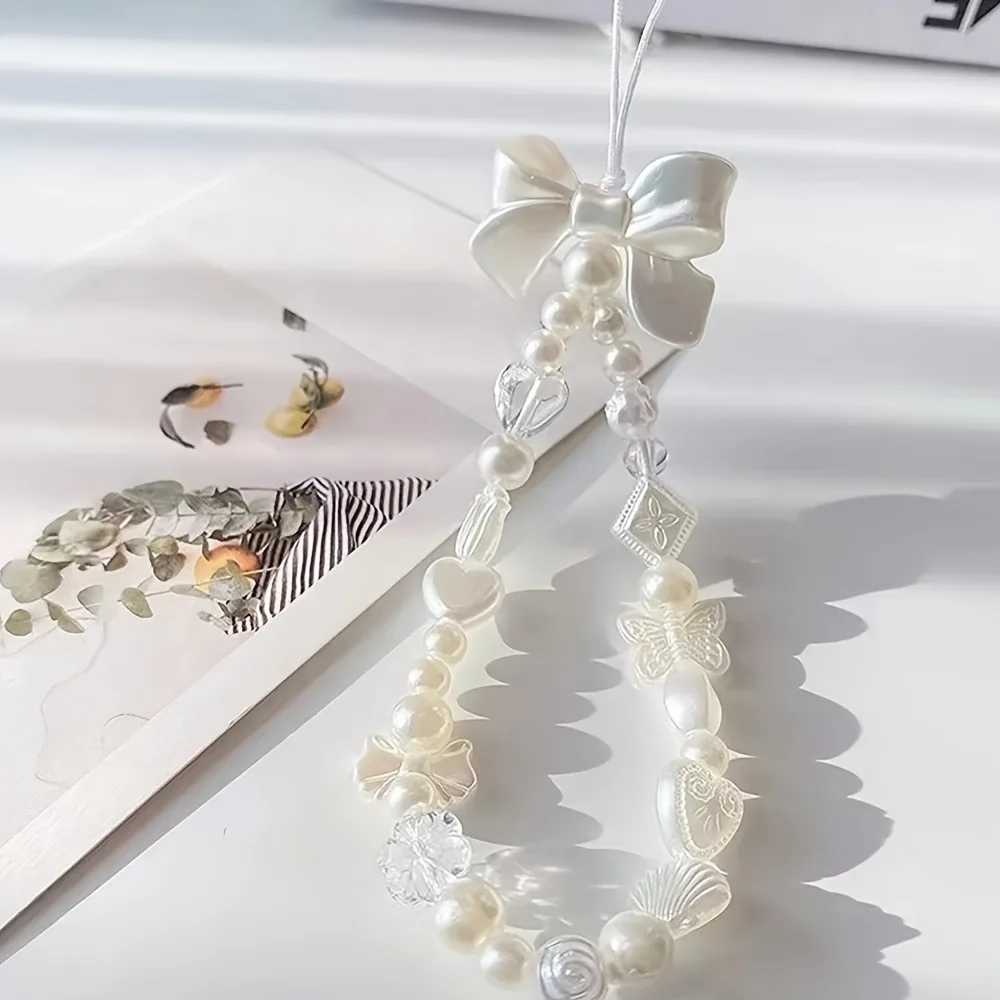 Elegancka smycz z białej perły z zawieszkami w kształcie motyla i serca, plastikowy pasek na nadgarstek z kokardką do identyfikatora i kluczy — zdjęcie 6