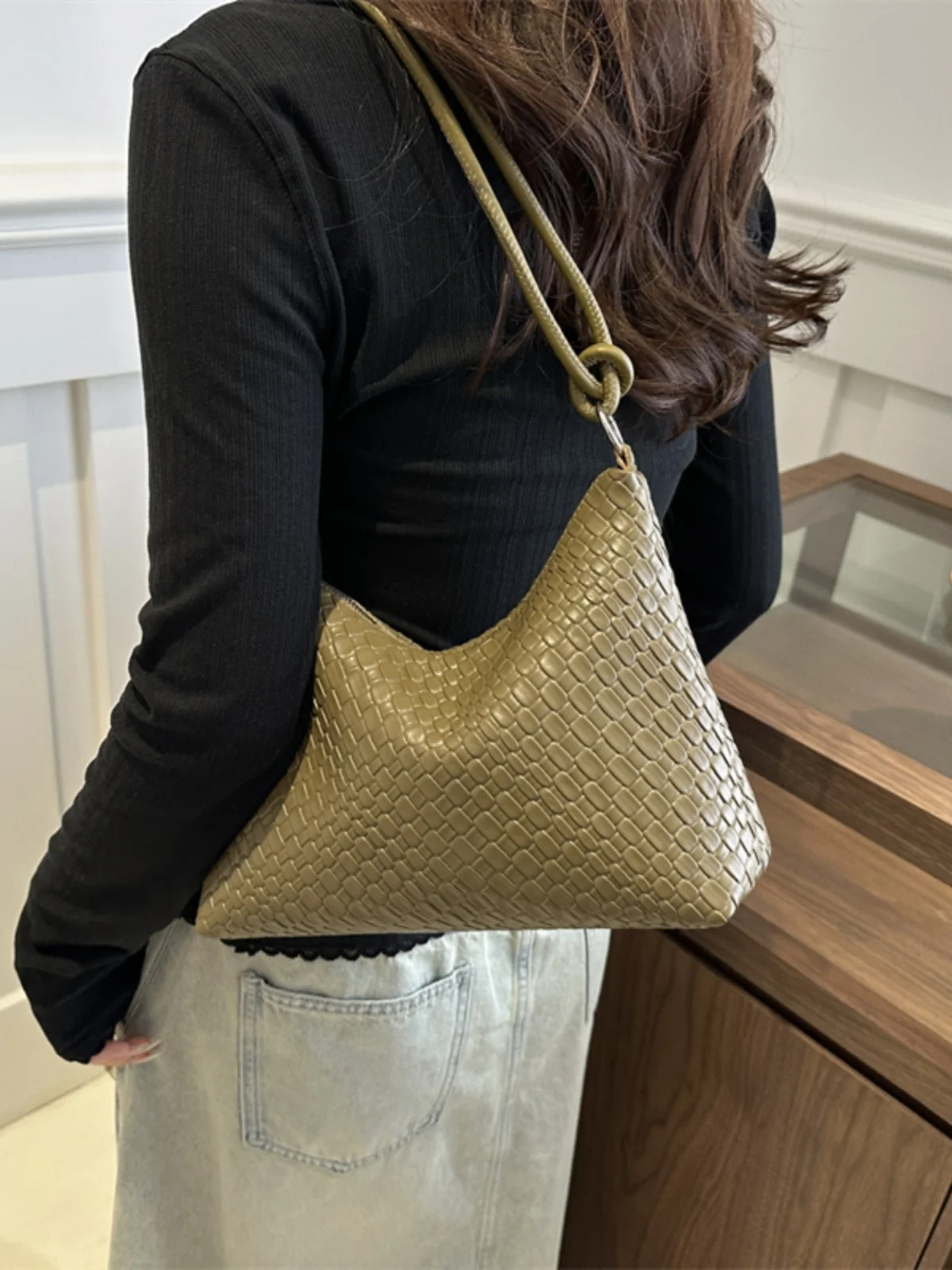 

Summer 2024 Women's Large Capaci Buet Bag Tote Underarm Bag Woven Single oulder Bag Soft Handbag Korean Sle PU Leather