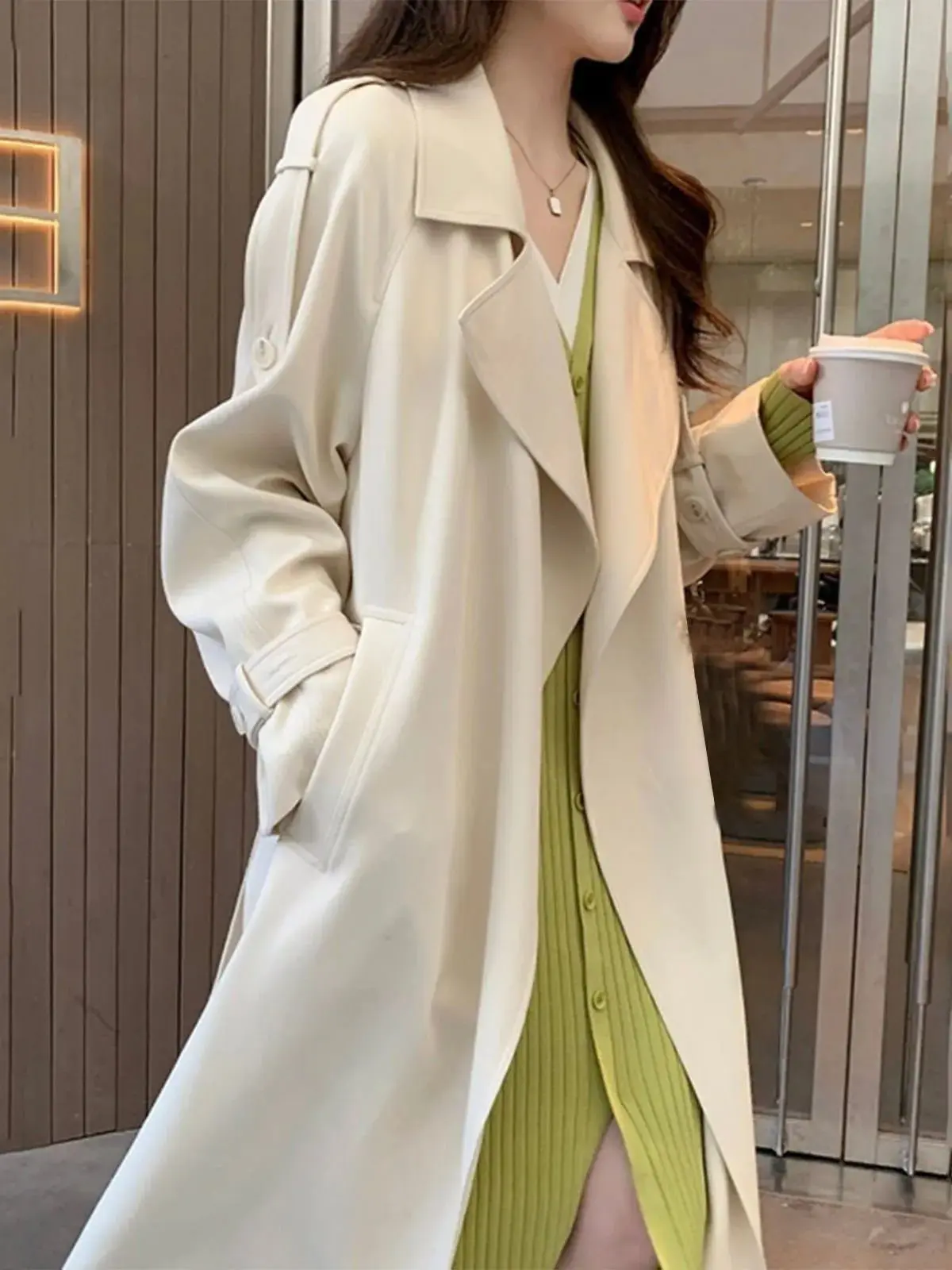 

Женская уличная мода: повседневная свободная блузка с отложным воротником и длинными рукавами, весенний дизайн