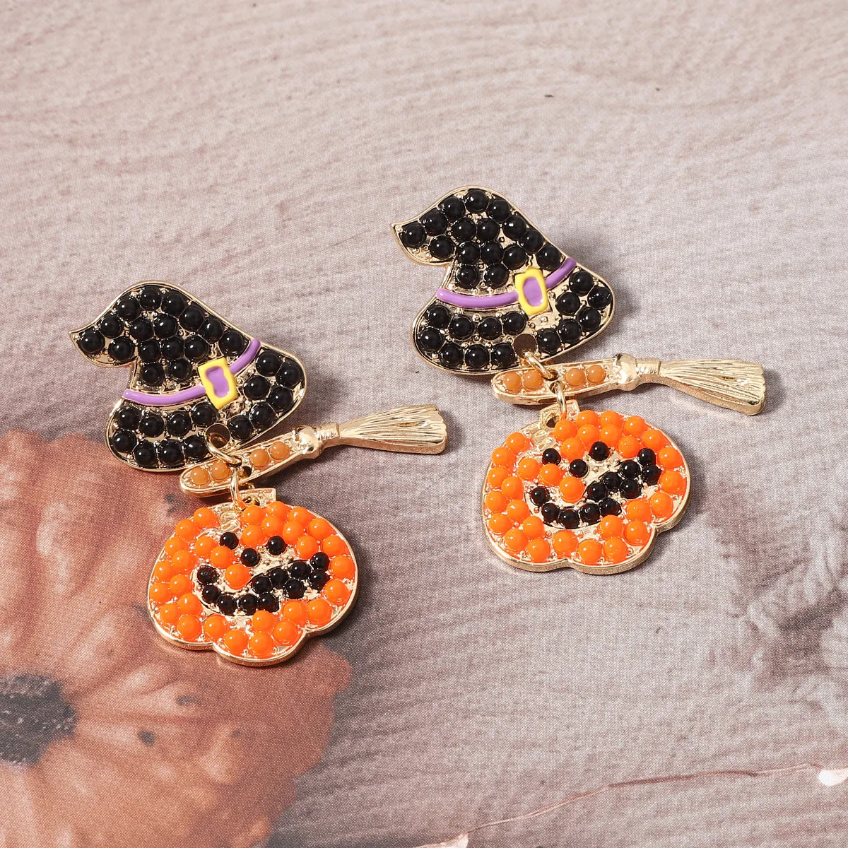 Nuevos pendientes versátiles de moda con diseño creativo de Halloween, estilo sombrero de Harry Potter montando una escoba y calabaza