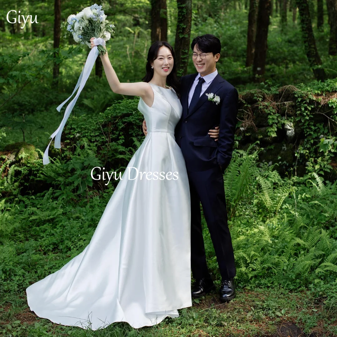 Giyu Elegant White Satin Wedding Dress Round Neck Wrinkle Sweep Train Korean Wedding Photography Bridal Dress Customized