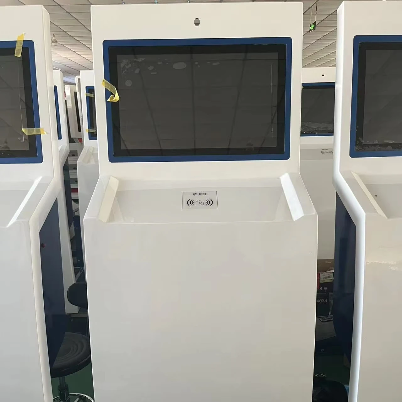 

Горячая модель напольного терминала 21,5 самообслуживания с устройством счета и принтером, киоск для приема билетов в больнице