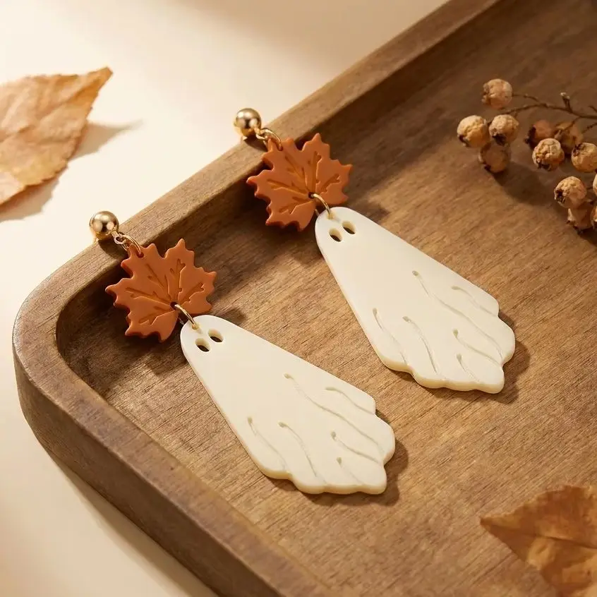 Creative Maple Leaf White Ghost Earrings for Women Minimalist Acrylic Cartoon Ghost Dangle Earrings Halloween Party Jewelry Gift