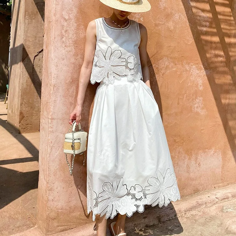 

Лето 2025 г., французский полый топ + юбка с вышивкой, комплект из 2 предметов, женский праздничный пляжный костюм с круглым вырезом без рукавов, белая юбка