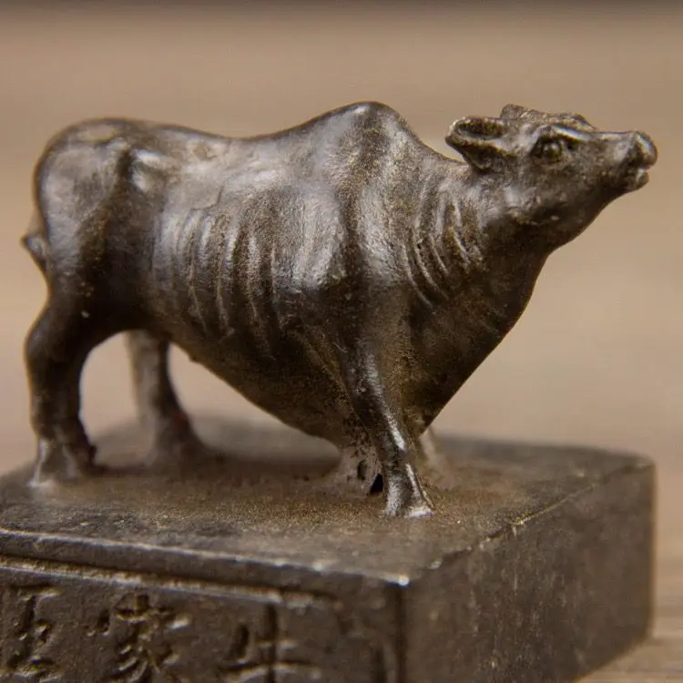 Boutique copper-plated Niu Zhuan Qian Kun Wuniu Wangjia Niu seal ornament is 5 high and 4 cm long and weighs about 0.35Kg.
